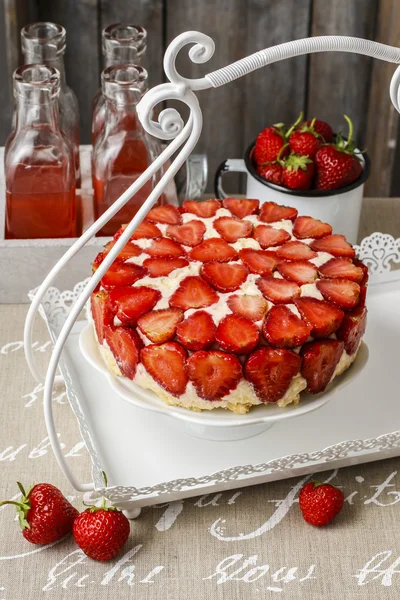 Tarta de fresa en soporte de pastel — Foto de Stock