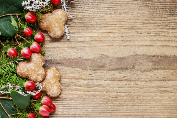 Vánoční pozadí s mechem, hypericum a perník cookie — Stock fotografie