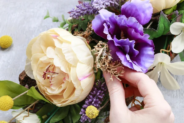 Blomsterarrangemang med konstgjorda blommor — Stockfoto