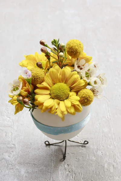 Buquê de flores em casca de ovo de ganso, mesa de Páscoa — Fotografia de Stock