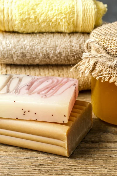 Handmade bars of soap and chamomile flowers — Stock Photo, Image