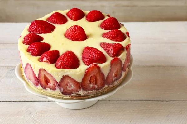 Tarta de fresa en soporte de pastel — Foto de Stock