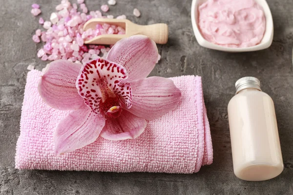 Rosa Orchideenblume auf weichem Handtuch — Stockfoto
