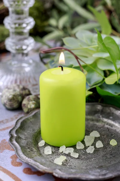 Zielona świeca zapachowa na srebrny talerz. — Zdjęcie stockowe