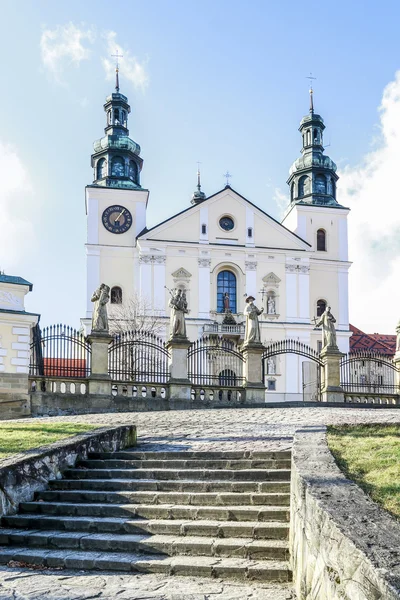 KALWARIA-ZEBRZYDOWSKA, POLAND - FEBRUARY 09.2016: Basilika i Ka – stockfoto