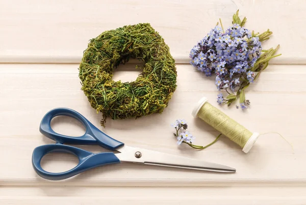 Haciendo guirnaldas con flores de olvidarme-no —  Fotos de Stock