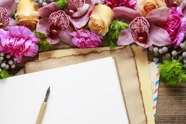 Vintage papier en bloemen regeling met orchideeën, rozen en auto — Stockfoto