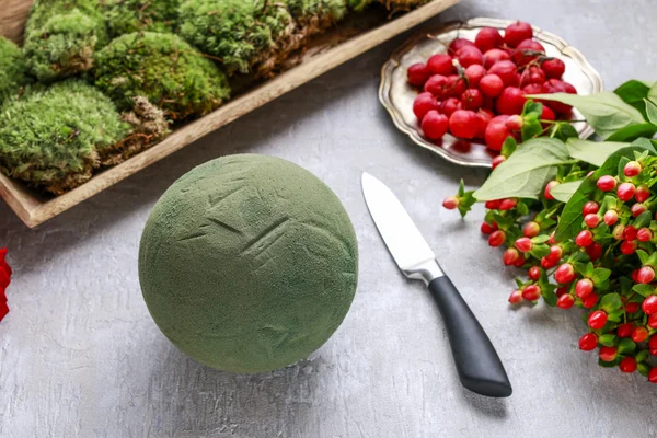  Kırmızı gül, ökse otu ve yosun çiçek dekorasyon. S tarafından adım