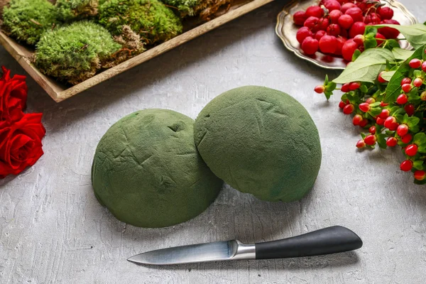  Kırmızı gül, ökse otu ve yosun çiçek dekorasyon. S tarafından adım