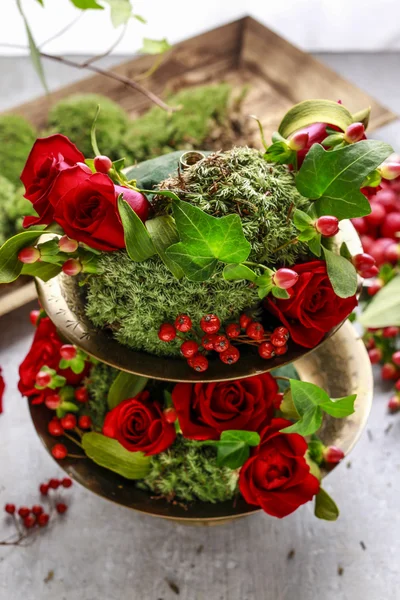  Kırmızı gül, ökse otu ve yosun çiçek dekorasyon. S tarafından adım