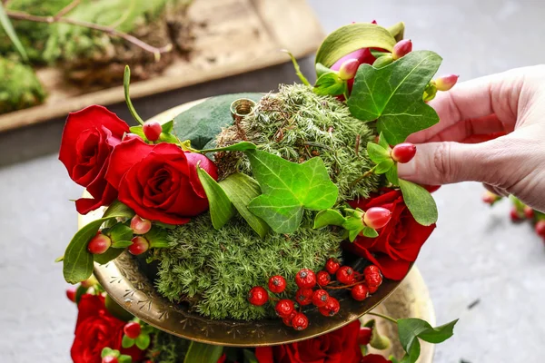  Kırmızı gül, ökse otu ve yosun çiçek dekorasyon. S tarafından adım