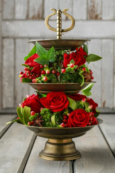  Kırmızı gül, ökse otu ve yosun çiçek dekorasyon. S tarafından adım