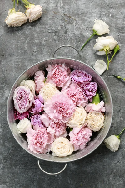 Gartenparty-Dekoration: Silberner Eimer mit schwimmenden Blumen. — Stockfoto