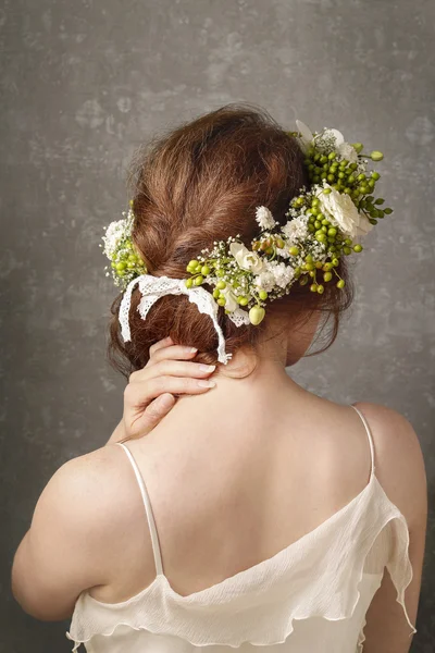 Kobiety sobie wesele wieniec. Wieniec kwiatów z goździków — Zdjęcie stockowe