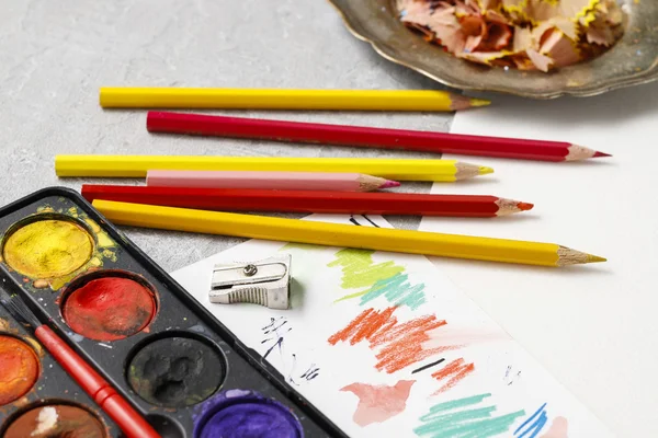 Suluboya boya kutusu ve renkli boya kalemi