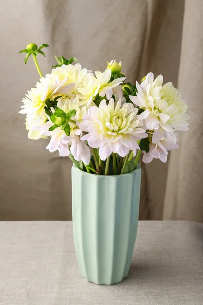 Ramillete de flores de dalia amarillas en jarrón de cerámica azul . —  Fotos de Stock