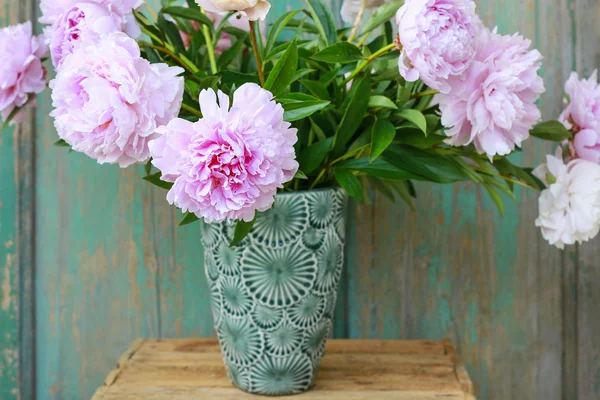 Керамическая ваза с розовыми пионами — стоковое фото