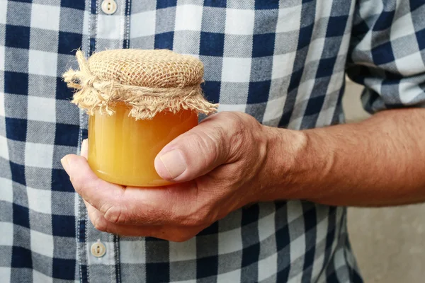 Uomo con barattoli di miele — Foto Stock