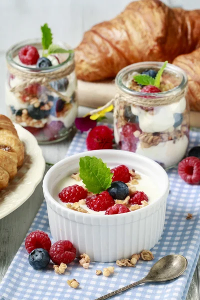 Breakfast table: bowl of yogurt with muesli and fresh fruits — Stock Photo, Image