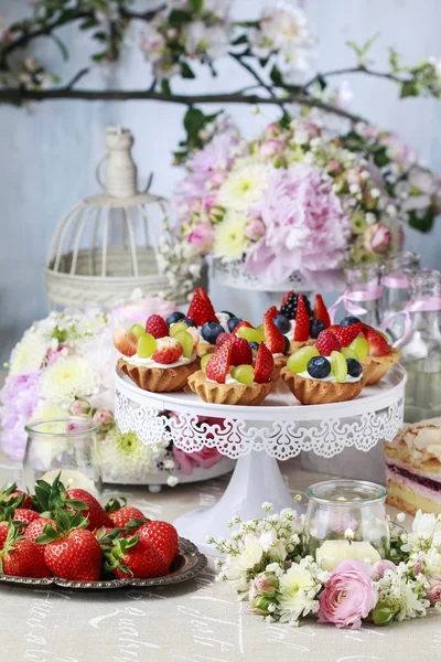 Bruiloft tabel met heerlijke zoetigheden — Stockfoto
