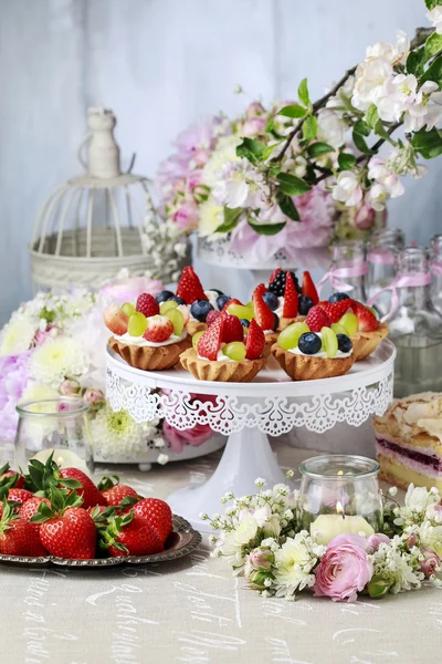 Mesa de boda con deliciosos dulces — Foto de Stock