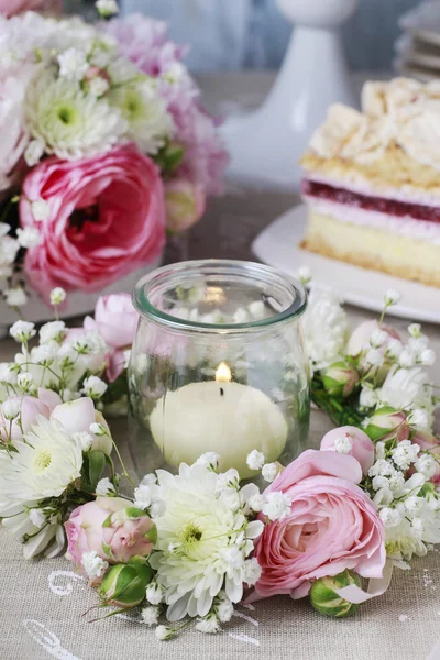 Hermosas decoraciones de boda: corona de flores — Foto de Stock