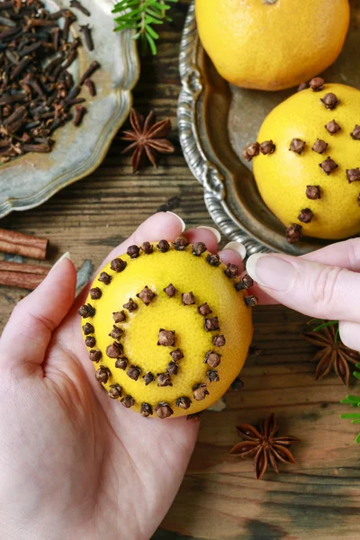 Wie man Kerzenständer mit Zimtstangen und Dry dekoriert