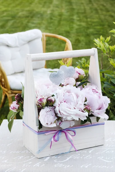 Arreglo floral con peonías en caja de madera —  Fotos de Stock