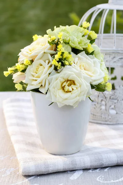 Floral arrangement with yellow roses — Stock Photo, Image