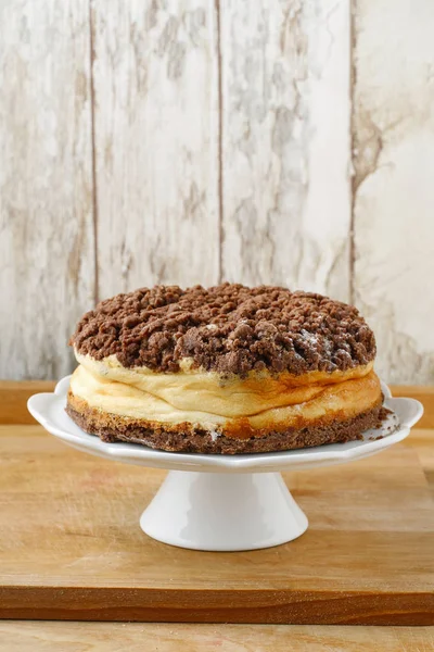 Torta di formaggio con topping al cioccolato — Foto Stock