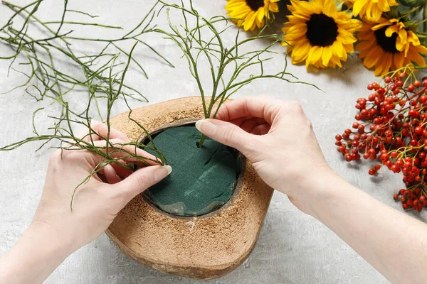 Florist at work: how to make floral arrangement with sunflowers — Stock Photo, Image