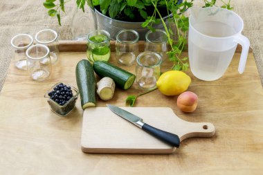 Nasıl sağlıklı su salatalık, zingiber ve nane ile yapmak.