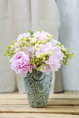 Buket: Şakayık, matricaria ve serruria florida (blus