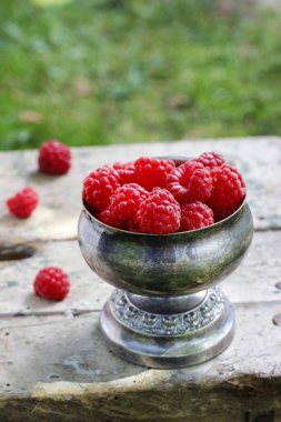 vintage gümüş kadeh içinde ahududu