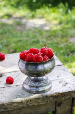 vintage gümüş kadeh içinde ahududu