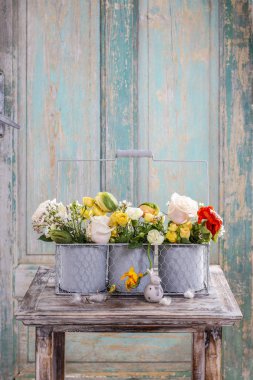 Bahar çiçek çiçek aranjmanı: Gül, haşhaş ve c