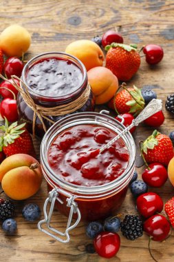 Kavanoz arasında yaz ve sonbahar meyve çilek reçeli