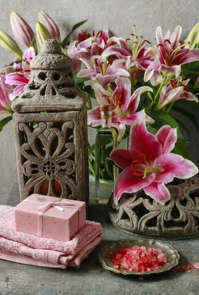 スパ化粧品、石灯籠とピンクのユリの花の緑豊かなブーケ — ストック写真