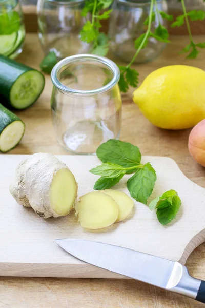 Hoe maak je gezond water met komkommer, zingiber en mint. — Stockfoto