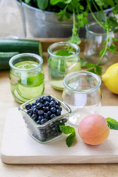 How to make healthy water with cucumber, zingiber and mint. — Stock Photo, Image