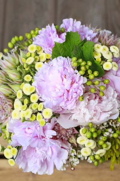 Buquê de flores: peônia, matricaria e serruria florida (blus — Fotografia de Stock