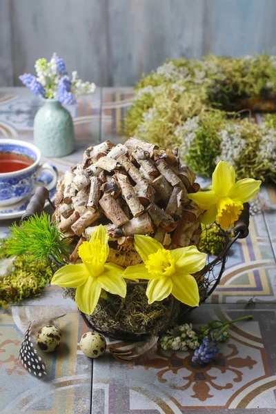 Arrangements floraux avec jonquilles et morceaux de bois . — Photo