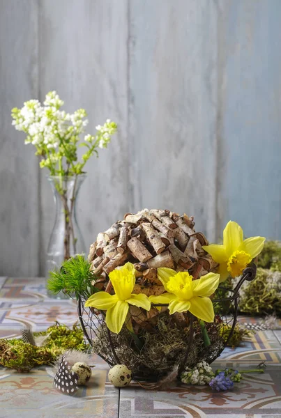 Arranjos florais com narcisos e pedaços de madeira . — Fotografia de Stock