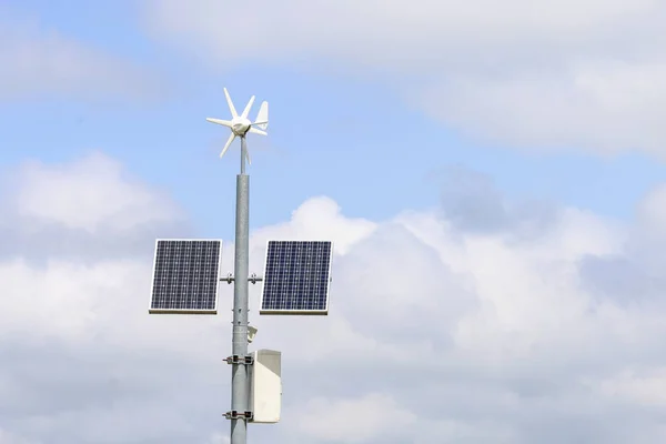 Jednoduchá meteorologická stanice poháněné solární panely — Stock fotografie