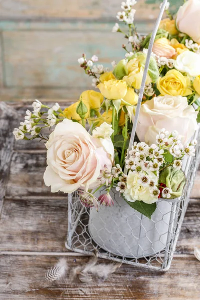 Blomsterarrangemang med springtime blommor: rosor, vallmo och c — Stockfoto