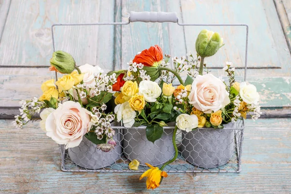 Bloemen arrangement met lente bloemen: rozen, papavers en c — Stockfoto