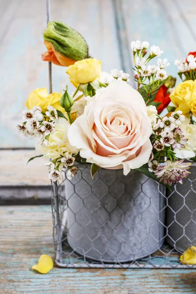Квіткова композиція з весняними квітами: троянди, маки і c — стокове фото