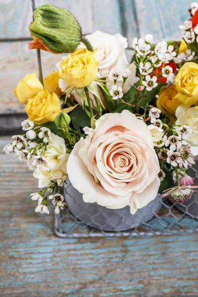 Arreglo floral con flores de primavera: rosas, amapolas y c —  Fotos de Stock