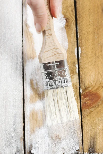 Mujer pintando madera — Foto de Stock