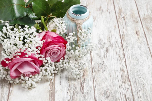 Beautiful pink roses and Gypsophila (Baby's-breath flowers) — Stock Photo, Image